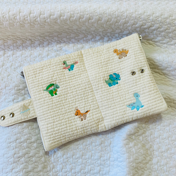 Mサイズ　ハピリーダイナソー　母子手帳ケース　カードポケット12ポケ　ヌビ　刺繍　 B6 ポケットタオルプレゼント　 5枚目の画像