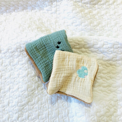 Mサイズ　ハピリーダイナソー　母子手帳ケース　カードポケット12ポケ　ヌビ　刺繍　 B6 ポケットタオルプレゼント　 13枚目の画像