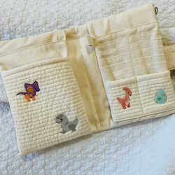 Mサイズ　ハピリーダイナソー　母子手帳ケース　カードポケット12ポケ　ヌビ　刺繍　 B6 ポケットタオルプレゼント　 8枚目の画像