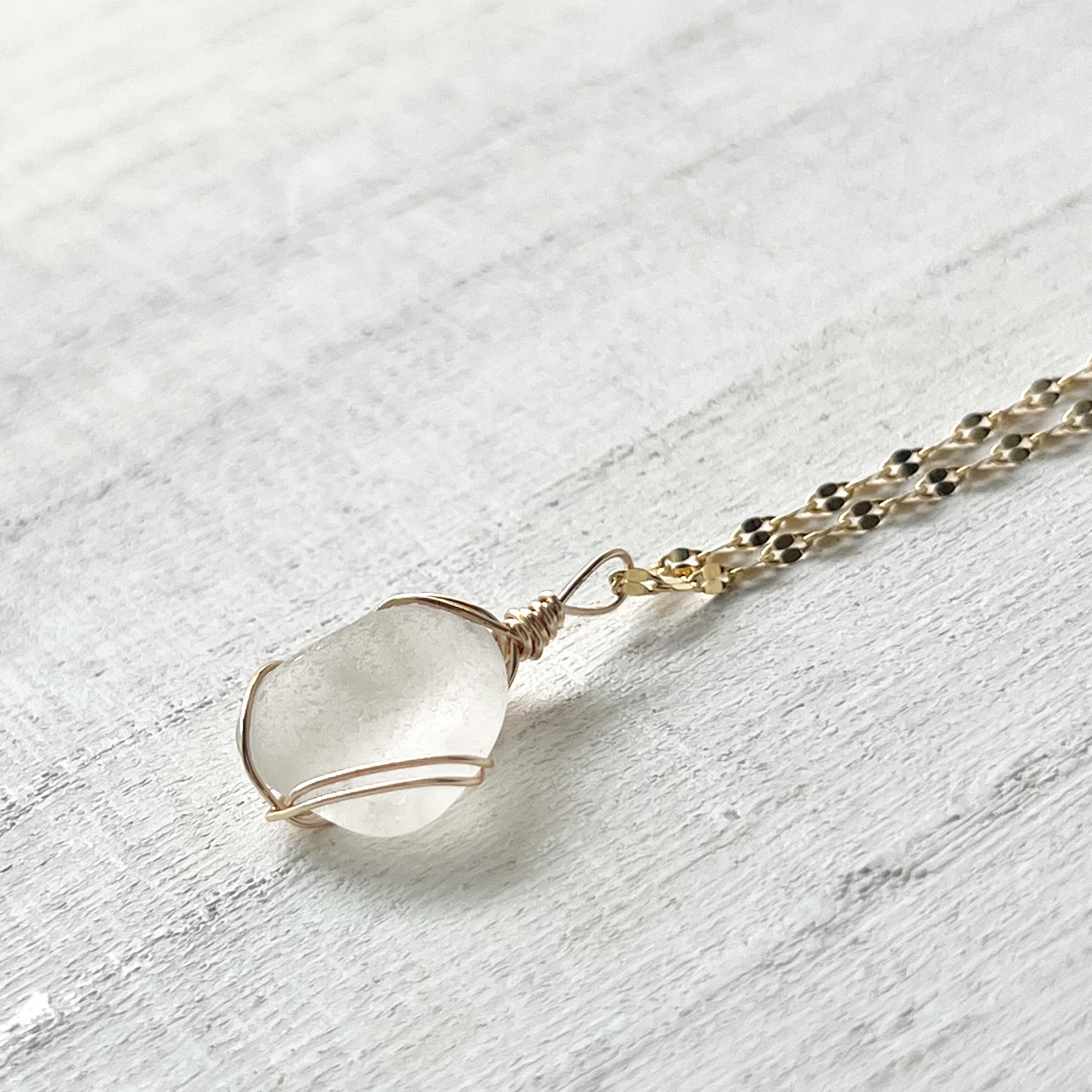 《14kgf》波の一雫 ホワイトシーグラスのネックレス