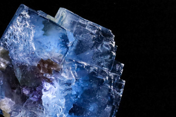 ミラクル美ブルー 天然 フローライト 超幾何学的キュービック クラスター ヤオガンシャン鉱山産 27g 鉱物 標本 1枚目の画像