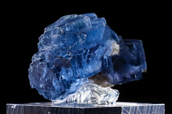 ミラクル美ブルー 天然 フローライト 超幾何学的キュービック クラスター ヤオガンシャン鉱山産 27g 鉱物 標本 4枚目の画像