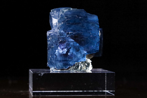 ミラクル美ブルー 天然 フローライト 超幾何学的キュービック クラスター ヤオガンシャン鉱山産 27g 鉱物 標本 3枚目の画像