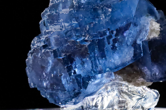 ミラクル美ブルー 天然 フローライト 超幾何学的キュービック クラスター ヤオガンシャン鉱山産 27g 鉱物 標本 5枚目の画像