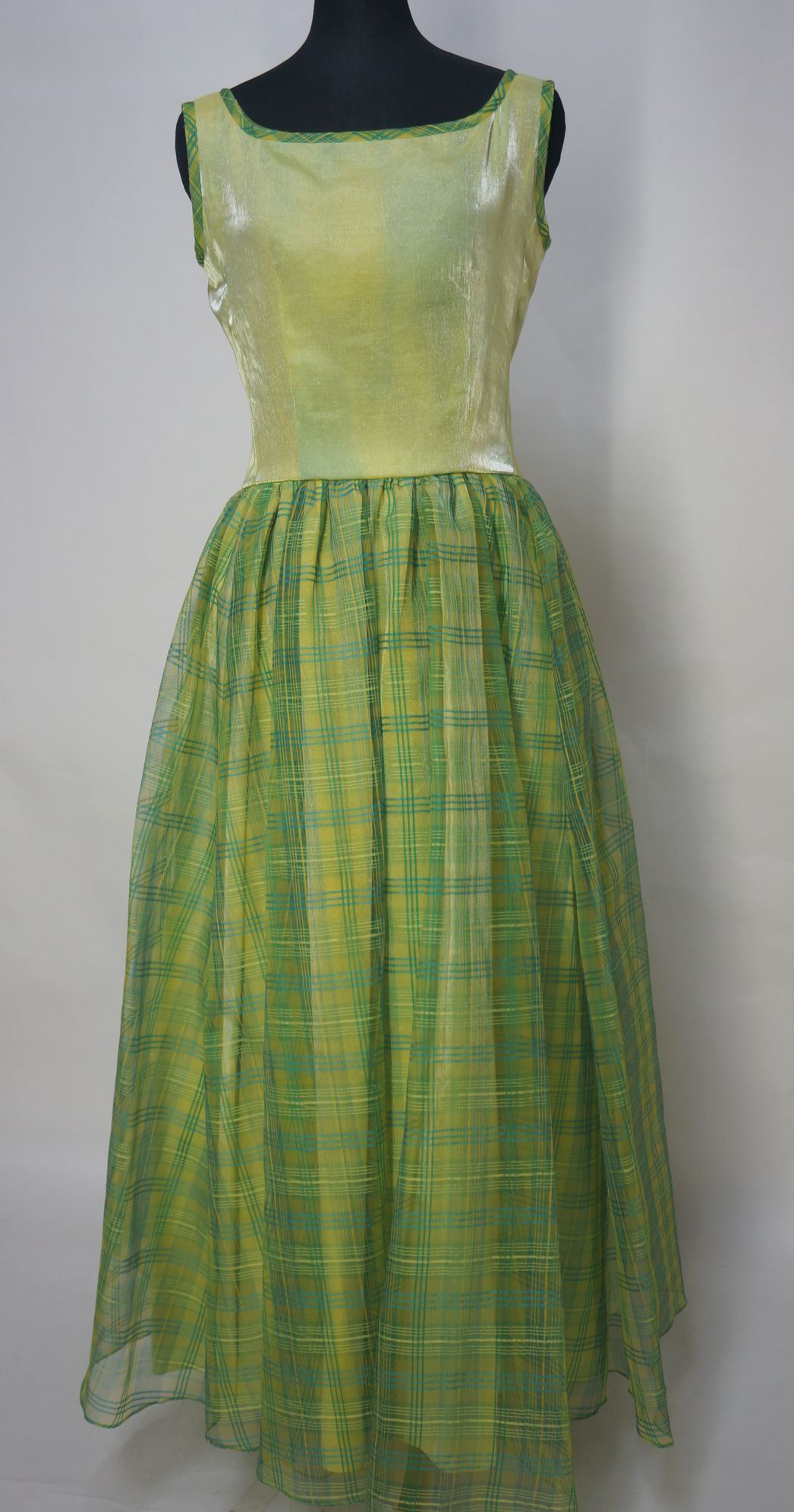 ジュニア（中学生向き）発表会用ドレス　9号　特価商品　１点のみ