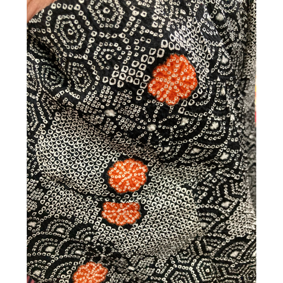 絞り柄(化繊)(黒色)の着物からのパンツ　　　　　着物リメイク 3枚目の画像