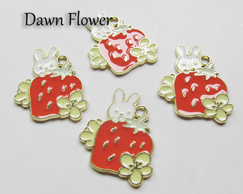 D-0422】いちごにのったうさぎ 28×20mm ホワイト＆レッド ハンドメイド