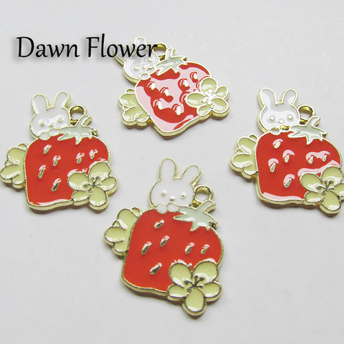 D-0422】いちごにのったうさぎ 28×20mm ホワイト＆レッド ハンドメイド