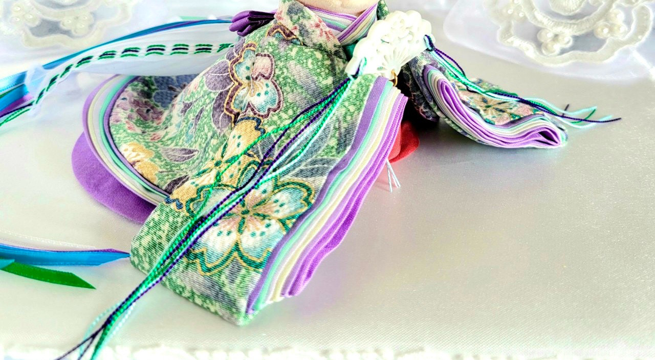 746 小さな着せ替えお着物〈お姫様〉十二単 正絹 碧色地に草花文様 藤色かさね【新襟仕様】