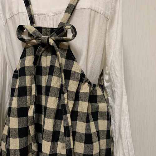 cheer リネン100％ チェック柄 エプロンワンピース リネン エプロンワンピース チェック大きい柄 生成り×黒 柄の大きさ2.5