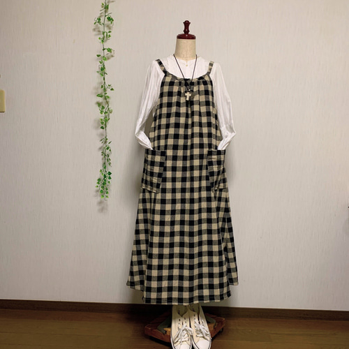 専用出品ECRU 先染め 吊紐 ワンピース エプロン チェック 新品未使用 リネン エプロンワンピース チェック大きい柄 生成り×黒 柄の大きさ2.5