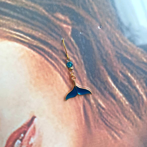 ホエールテールピアス ゴールドカラー✿Shine blue ハンドメイド No 