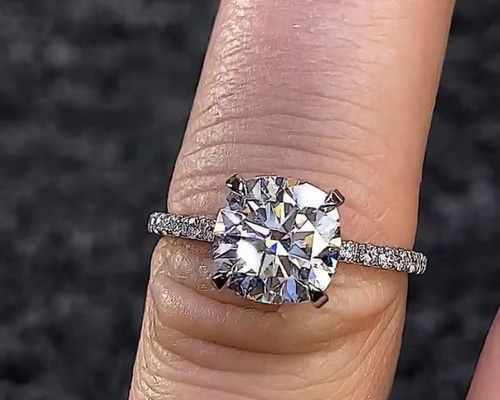 newデザイン】輝くクッションカット モアサナイト ダイヤリング K18WG