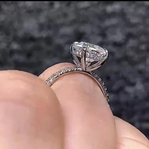 newデザイン】輝くクッションカット モアサナイト ダイヤリング K18WG