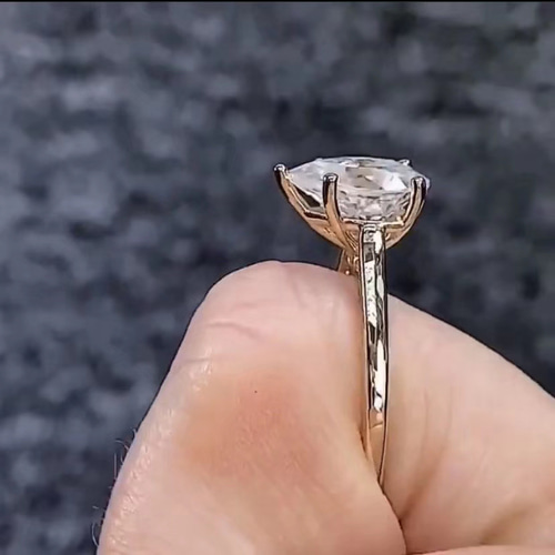 newデザイン】ペアシェイプ モアサナイト ダイヤ リング K18YG 指輪