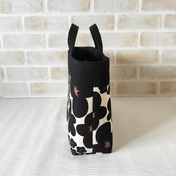 バッグインバッグ　インナーバッグ　ミニトート型　布バッグ　普段使いの小物をひとまとめに　北欧フラワーブーケ柄　ブラック 3枚目の画像