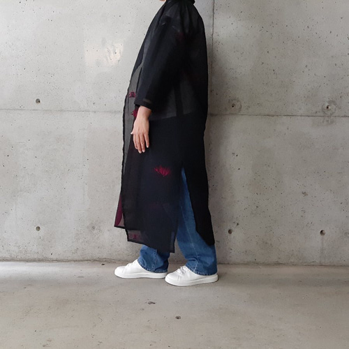 着物リメイク〜羽裏のブルゾン 粋な品格 黒羽織り 着物リメイク 羽織 カーディガン 上質 コート