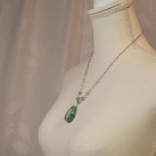 羽根のよう「エンジェルフェザーフローライト」レア石 羽根模様 蛍石