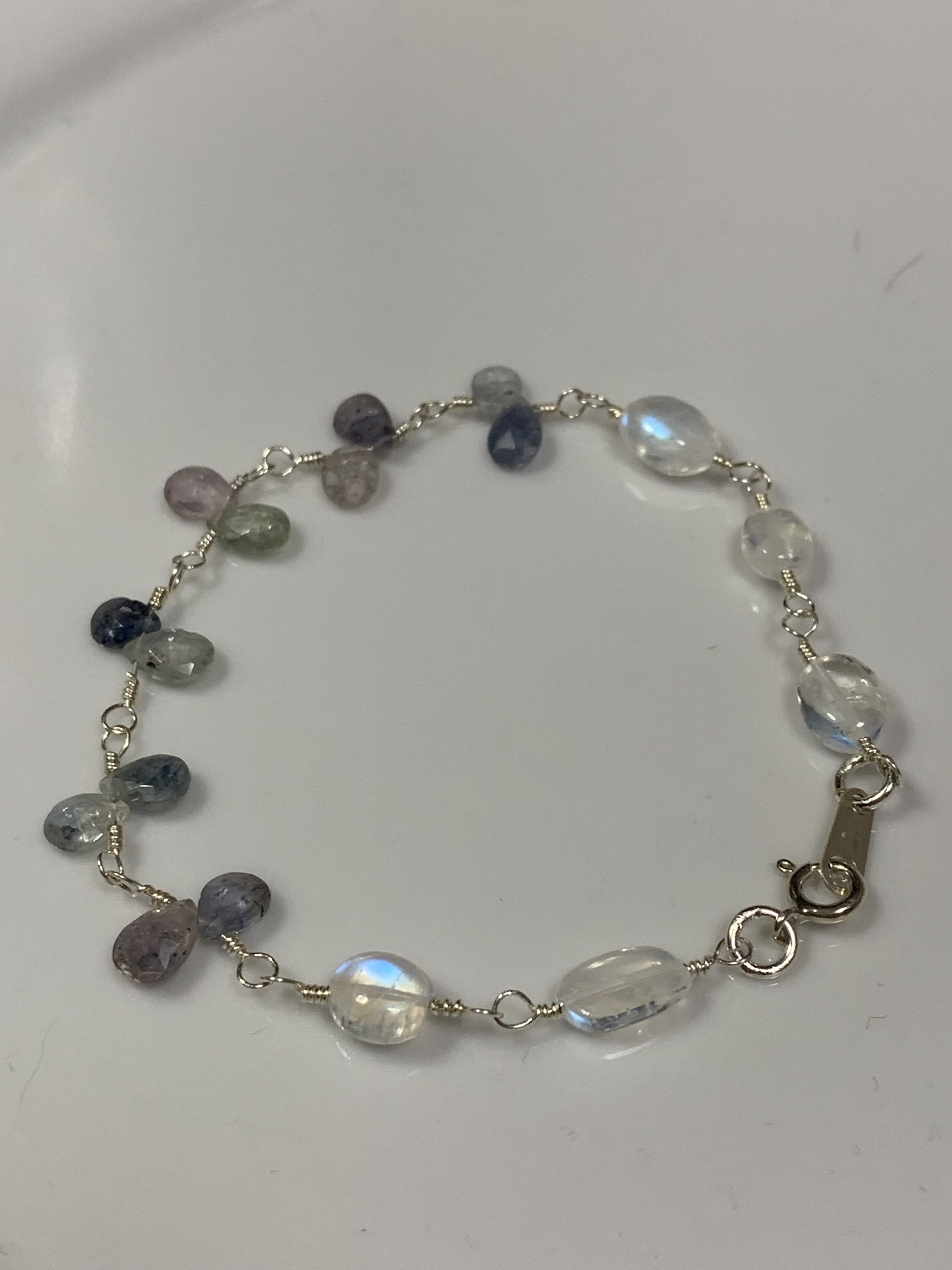 ブルームーンストーンとマルチカラーサファイアのブレスレットです。