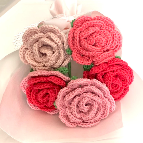 ピンク色の薔薇』あみぐるみ。レース編み。一輪挿。かぎ針編み