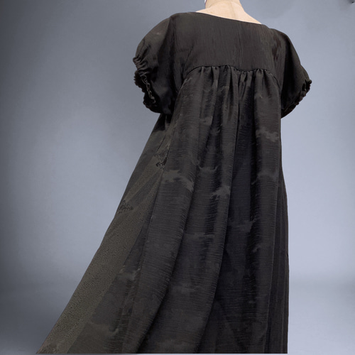 黒で魅せる アクセントカラー ギャザーワンピース フォーマル 花