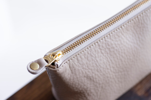 本革　化粧ポーチ　グレージュ　シュリンクレザー　レディース　日本製　ミニポーチ　小物入れ　apo-01cs 3枚目の画像