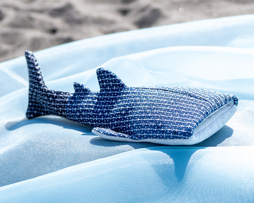 ジンベエザメのバネ口ポーチ（鰹縞白×白） ポーチ よねざわなみ 通販