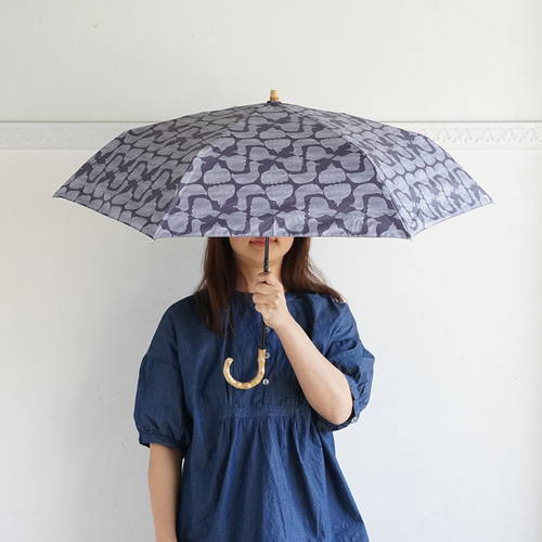 新品 木製リングハンドル チェック柄 UVカット加工 晴雨兼用パラソル 茶系＆青 ウッドブロックプリント飛び柄 晴雨兼用パラソル | lalasenorita