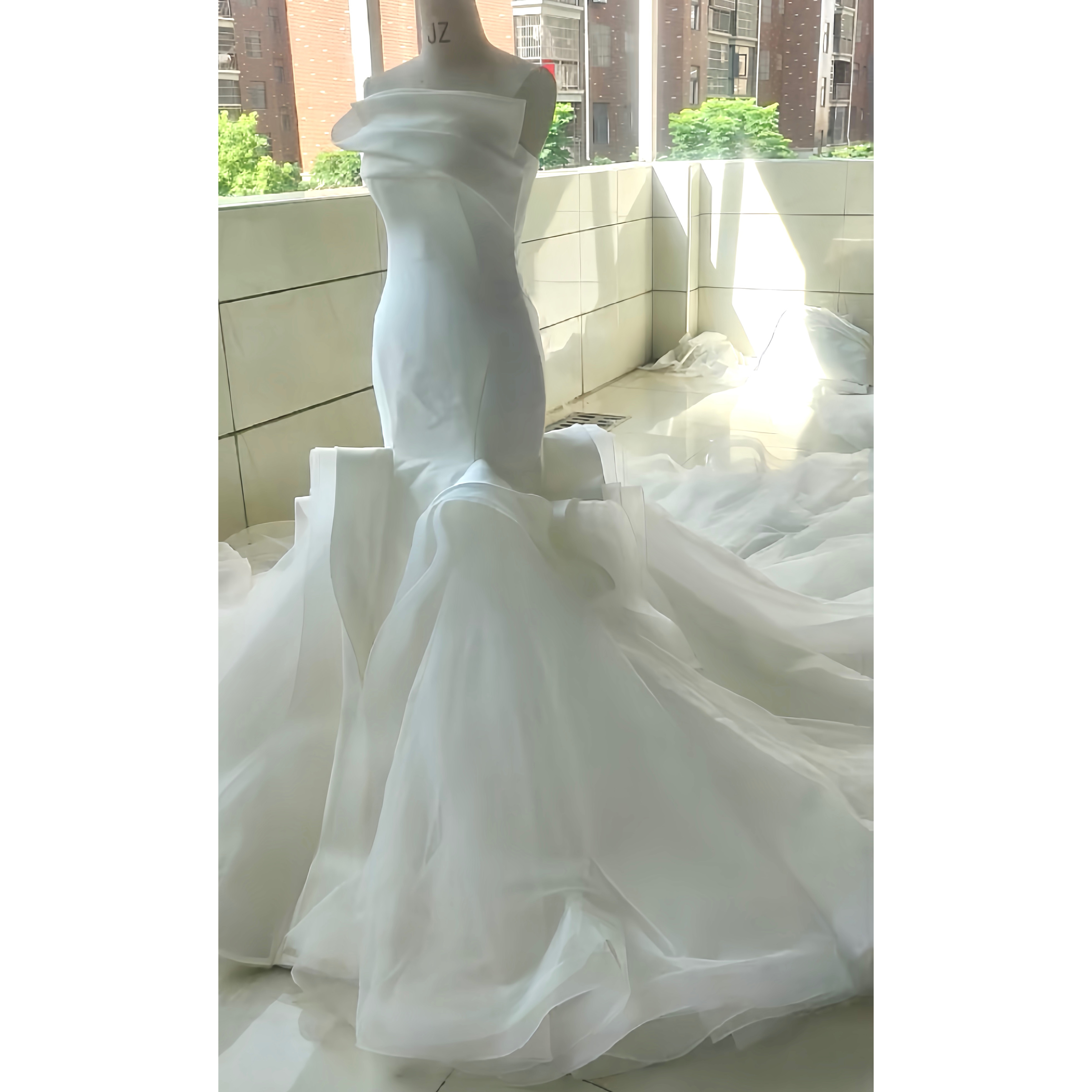 激売れ人気商品！ふんわりチュール　マーメイドドレス　立体的なドレス編み上げ　背中見せ　トレーン成人式発表会演奏会お呼ばれ