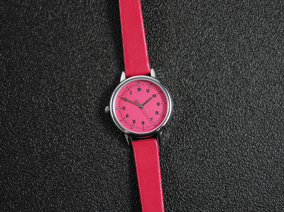 女性の反時計回りのエレガントな腕時計レッド ダイヤルとストラップのパーソナライズされた腕時計 世界中に無料配送 4枚目の画像