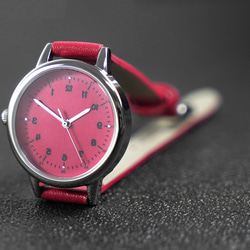 女性の反時計回りのエレガントな腕時計レッド ダイヤルとストラップのパーソナライズされた腕時計 世界中に無料配送 5枚目の画像