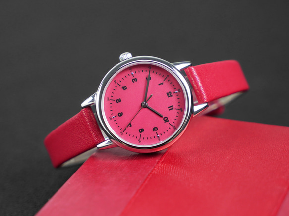 女性の反時計回りのエレガントな腕時計レッド ダイヤルとストラップのパーソナライズされた腕時計 世界中に無料配送 3枚目の画像