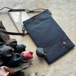 アンティーク大島紬のスマホポシェット　青花　本革ショルダーストラップ付き　ギフトに　着物リメイク 4枚目の画像