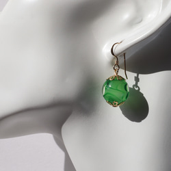 とんぼ玉 ピアス 14KGF 金属アレルギー対応 大阪産 ガラス工芸 両耳用 グリーン 緑 13mm 2枚目の画像