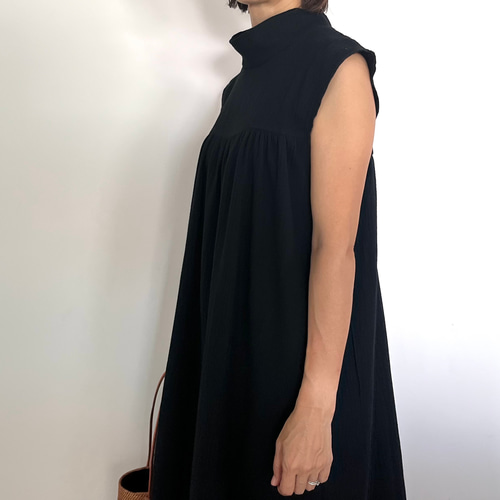 スタンドカラーノースリーブダブルガーゼワンピース 黒 ワンピース