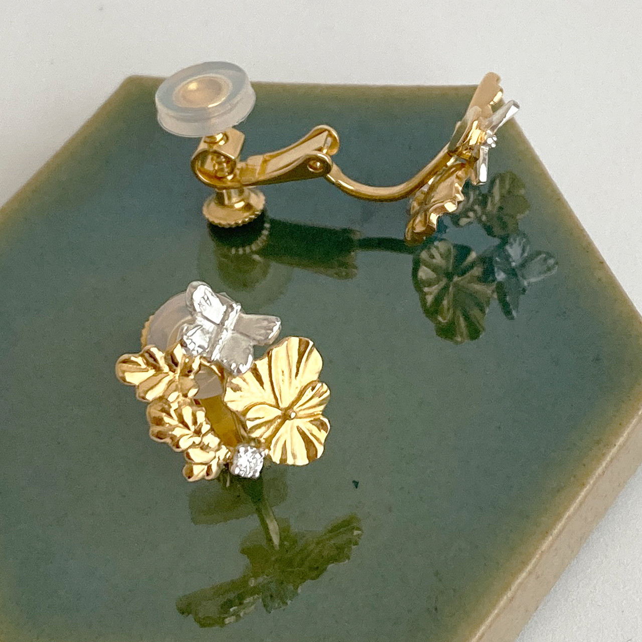 パンジーとシジミチョウのスタッズイヤリング