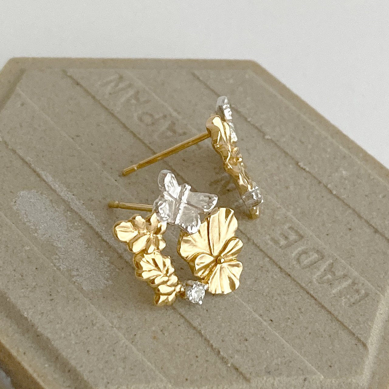 パンジーとシジミチョウのスタッズピアス