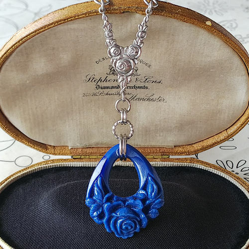 アンティーク ラピスラズリ MilkyBlue薔薇（34×29㎜）Silverカラー  