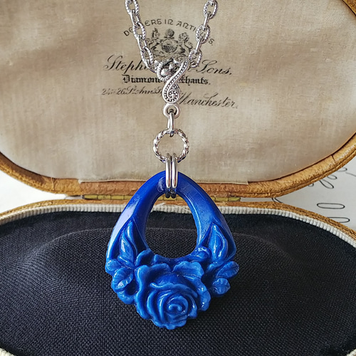 アンティーク ラピスラズリ MilkyBlue薔薇（34×29㎜）Silverカラー  