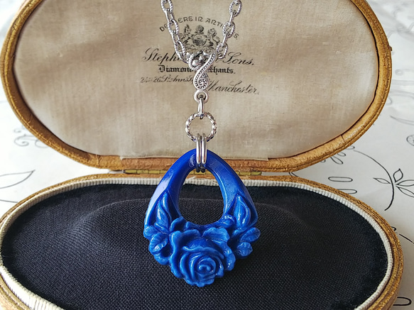 アンティーク ラピスラズリ MilkyBlue薔薇（34×29㎜）Silverカラー