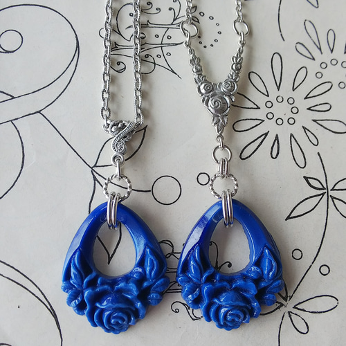 アンティーク ラピスラズリ MilkyBlue薔薇（34×29㎜）Silverカラー  