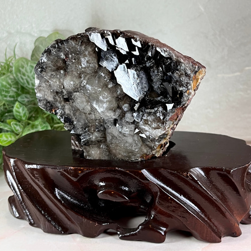 クリスタル水晶ポイント置物 黒台座付き