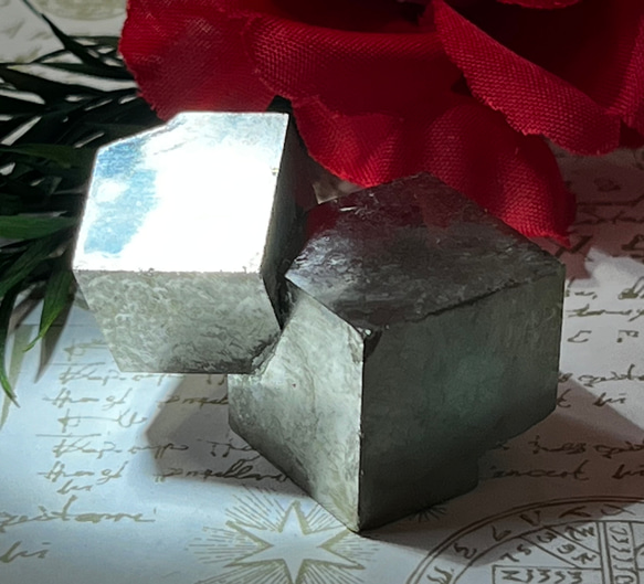 【怨念払い】パイライト　結晶　原石　ラフストーン　キューブ 1枚目の画像
