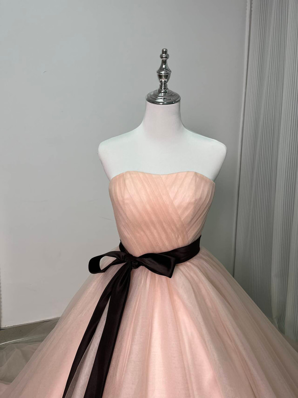 送料無料！ウェディングドレス  ピンク ベアトップ サッシュベルト  柔らかく重ねたチュールスカート 結婚式 2枚目の画像