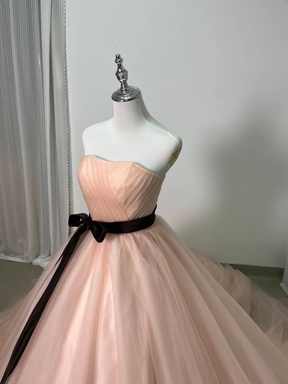 送料無料！ウェディングドレス  ピンク ベアトップ サッシュベルト  柔らかく重ねたチュールスカート 結婚式 3枚目の画像