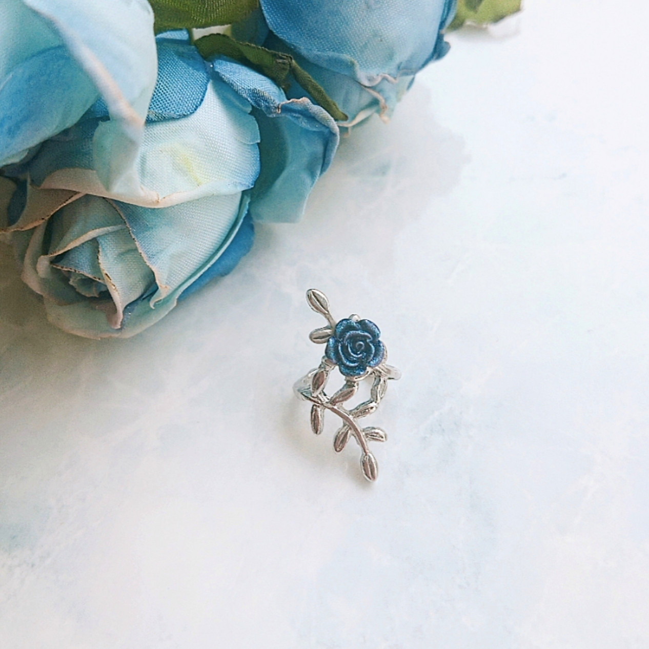 ハンドメイド  ♡  バラのイヤーフック バラのイヤーフック  ハンドメイド ♡