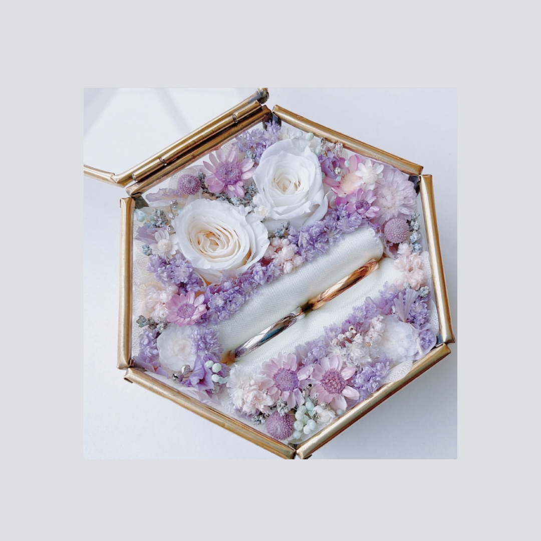 【約束のとき】ラベンダーカラー縦置きタイプ・リングピロー・ヴィンテージ風ガラスケース・プリザーブドフラワー