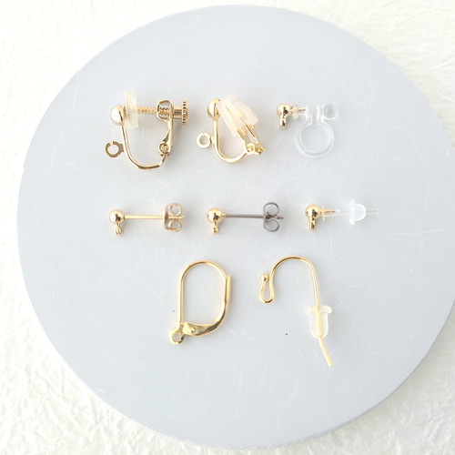 揺れるビーズボールのイヤリング/ピアス(ライトグリーン×ゴールド