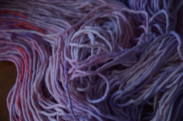 手染め糸　コットン　　赤紫　　nijiyarn 7枚目の画像