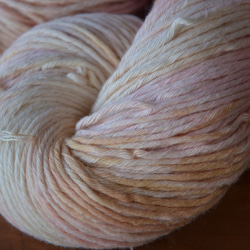 手染め糸　コットン　　生成りピンクベージュ　　nijiyarn 2枚目の画像